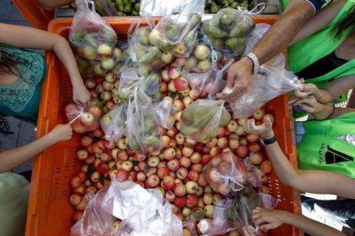 Agricultores reparten 10.000 kilos de fruta en Madrid en protesta por el veto de Rusia