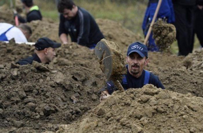 Trencin (Eslovaquia) celebra el campeonato internacional de cavar tumbas