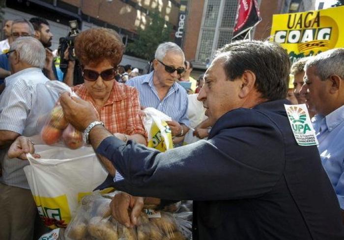 Agricultores reparten 10.000 kilos de fruta en Madrid en protesta por el veto de Rusia