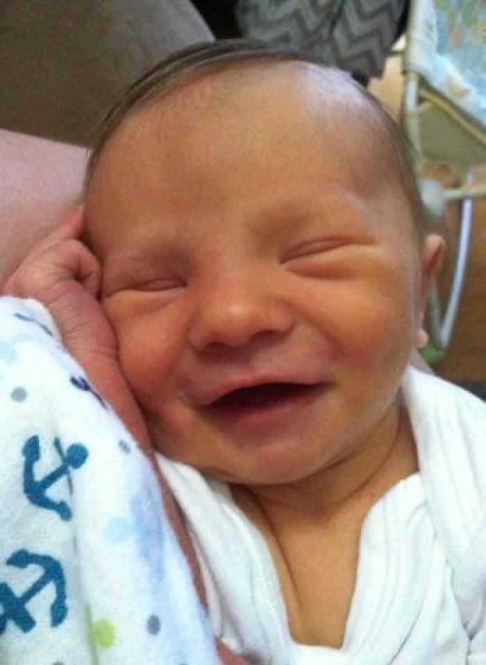 Intenta no sonreír mientras miras a este bebé disfrutar de un lavado de cabeza