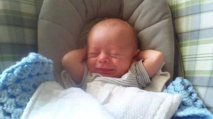 La imagen de un bebé al borde de un precipicio enloquece las redes sociales