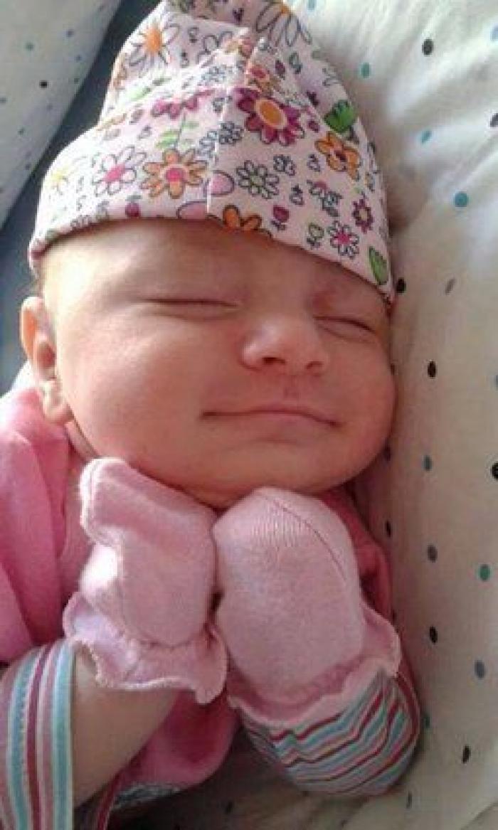 La imagen de un bebé al borde de un precipicio enloquece las redes sociales