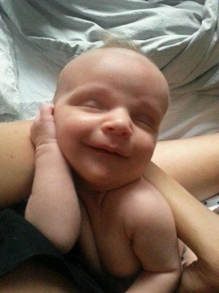 Intenta no sonreír mientras miras a este bebé disfrutar de un lavado de cabeza