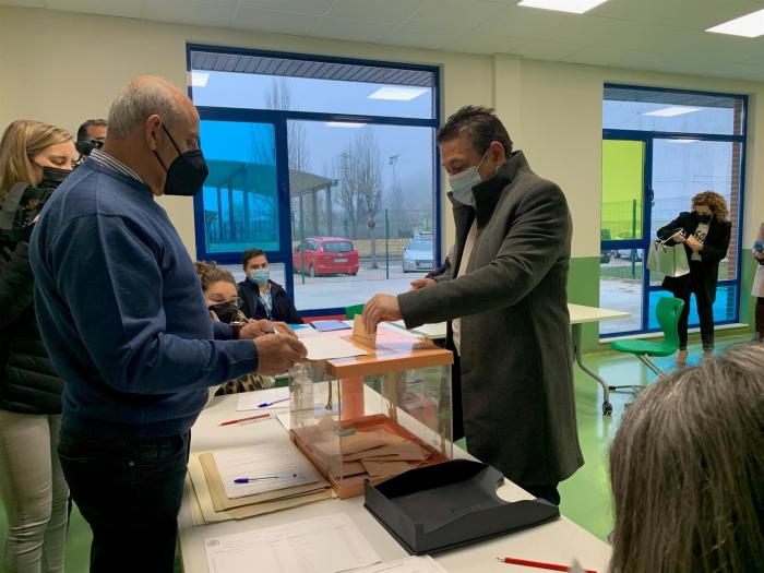 El PP tuitea parte de su programa electoral durante la votación de las elecciones de Castilla y León