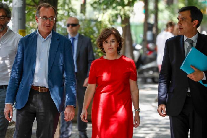Cospedal, contra Casado: la juventud "no supone regeneración" y "próximo" a Aznar