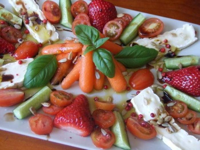 Comer en época de fresas: cómo incorporar esta fruta a tus recetas