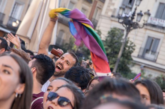 Dos jóvenes le dan una paliza al dueño de un bar en Torremolinos por poner una bandera arcoíris