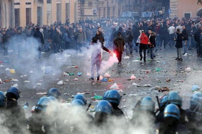 Ultras del Feyenoord destrozan Roma (VÍDEOS, FOTOS)