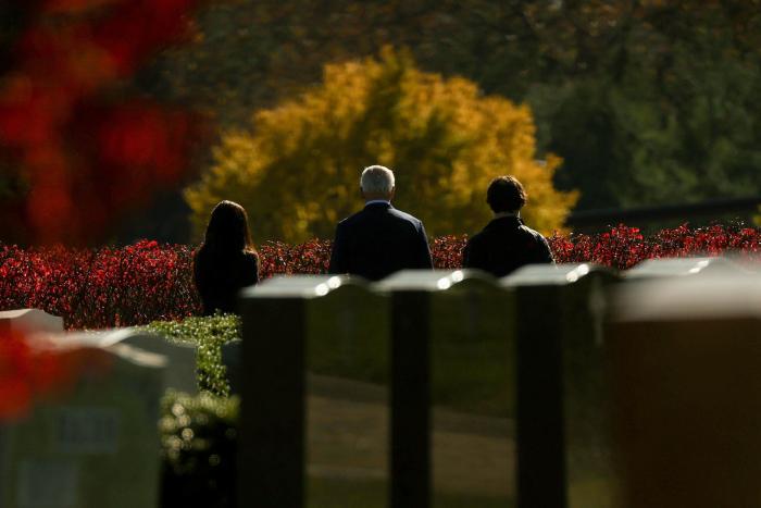 Joe Biden visita la tumba de su hijo al día siguiente de ganar las elecciones