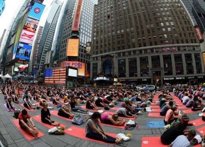 El Día del Yoga cita a multitudes en todo el mundo (FOTOS)