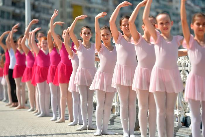 La playa de la Concha se convierte en un estudio de danza para 1.500 bailarinas