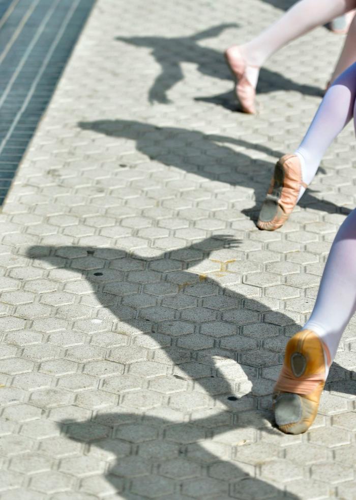 La playa de la Concha se convierte en un estudio de danza para 1.500 bailarinas