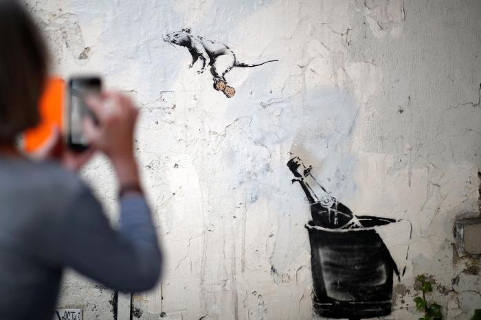 Un centro de arte crea un árbol de Navidad inspirado en la obra destruida de Banksy