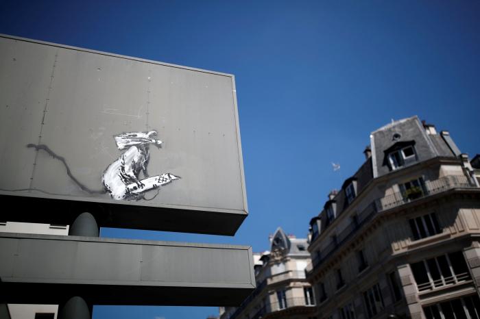 Un centro de arte crea un árbol de Navidad inspirado en la obra destruida de Banksy