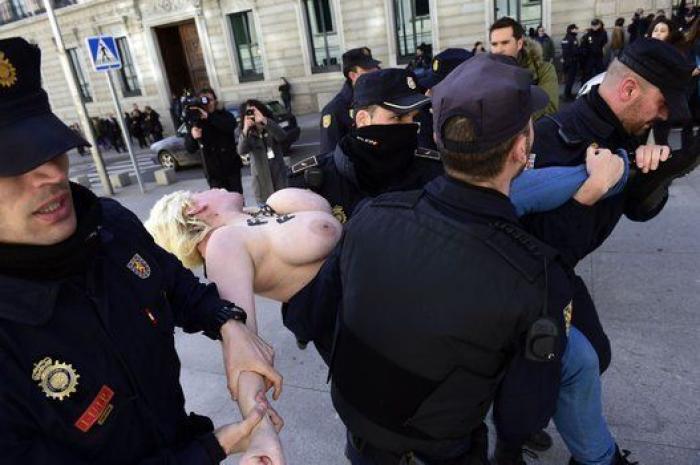 Activistas de FEMEN irrumpen en un acto de Albert Rivera: "¡Mi vientre no se alquila!"