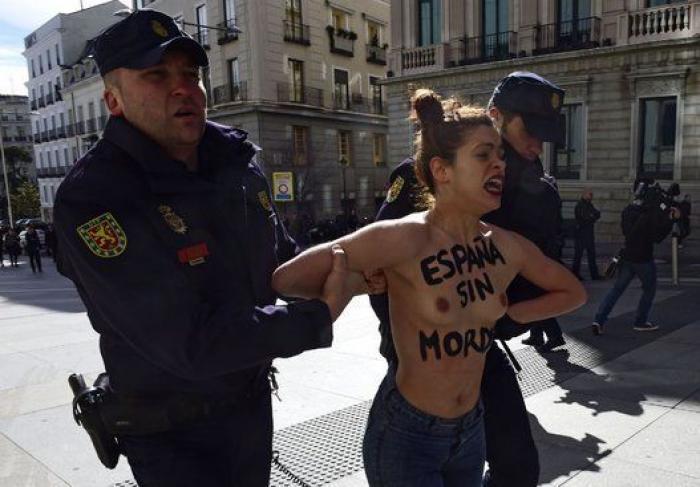 Activistas de FEMEN irrumpen en un acto de Albert Rivera: "¡Mi vientre no se alquila!"