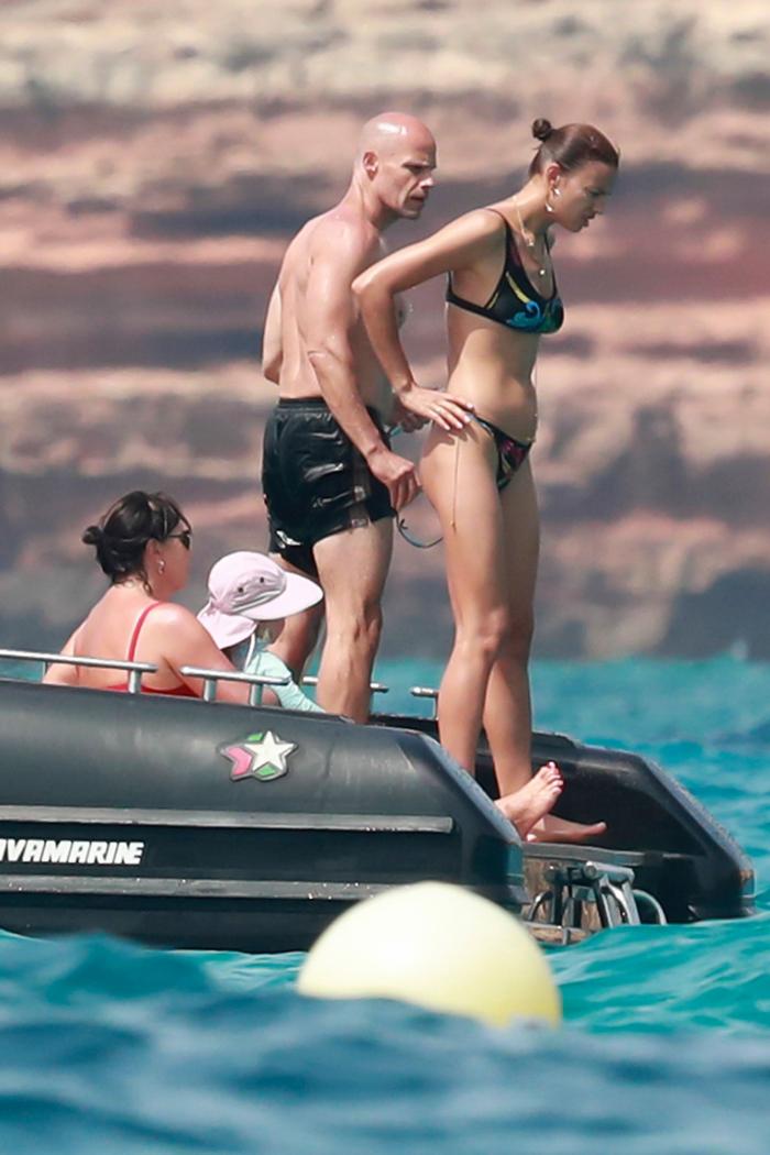 Sin photoshop y pillada a traición: así es Irina Shayk en Ibiza al natural