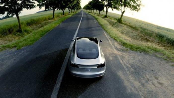 Elon Musk dice que quiere recortar plantilla en Tesla 
