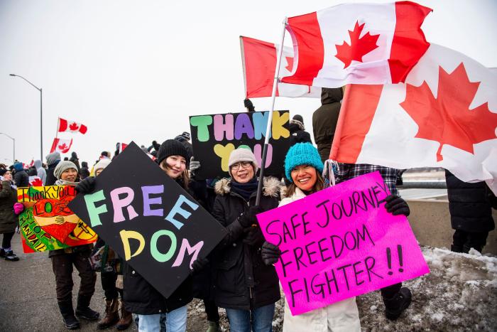 Las protestas de antivacunas en Canadá bloquean el principal cruce fronterizo con EEUU