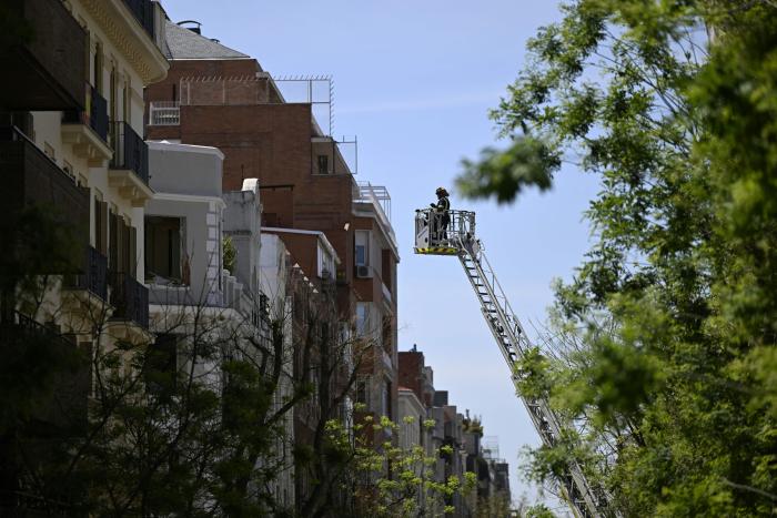 Los bomberos concluyen que todavía hay "zonas inestables" en el edificio que explotó en Madrid