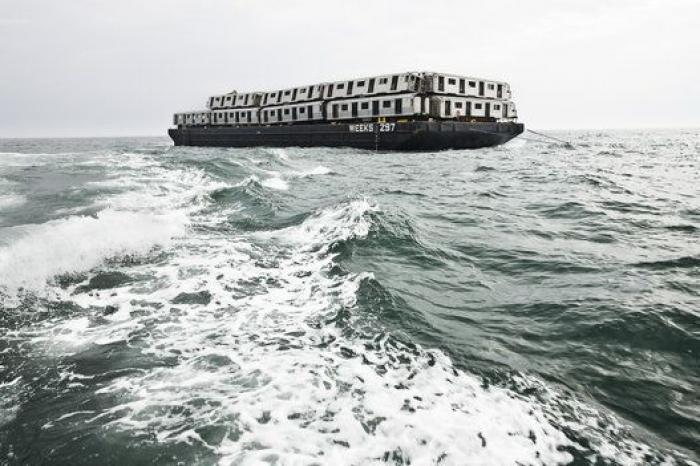 ¿Por qué arrojan vagones de metro al mar?