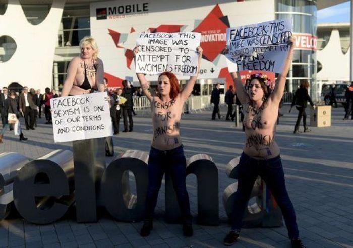 Femen le monta una protesta a Mark Zuckerberg en el Mobile World Congress Barcelona (FOTOS)