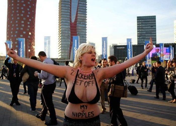 Femen le monta una protesta a Mark Zuckerberg en el Mobile World Congress Barcelona (FOTOS)