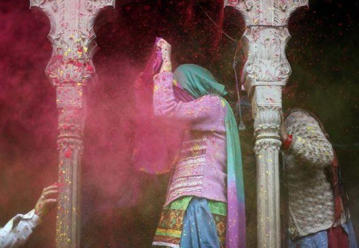 India se tiñe de colores con la fiesta de Holi (FOTOS)