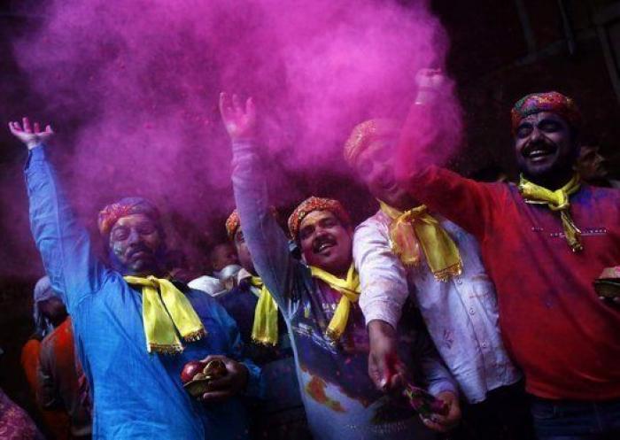India se tiñe de colores con la fiesta de Holi (FOTOS)