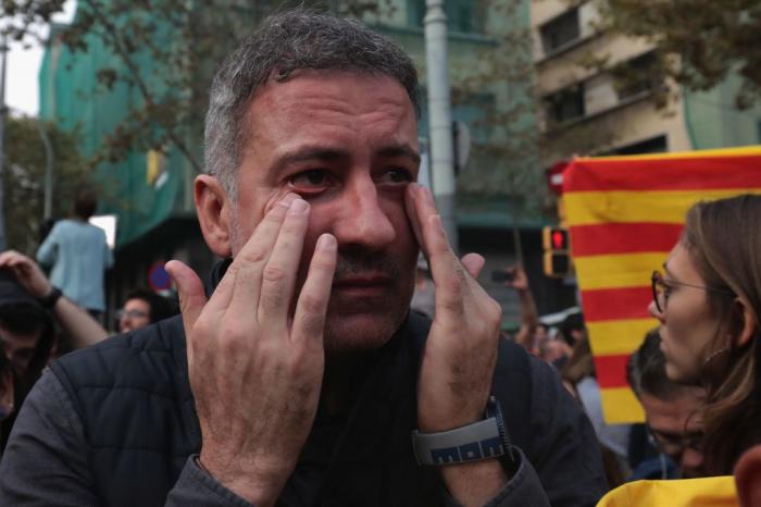 Ultraderechistas agreden a varias personas ante la sede de Catalunya Ràdio