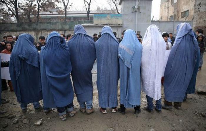 Hombres afganos se manifiestan en burka por los derechos de las mujeres: "Es como una prisión"
