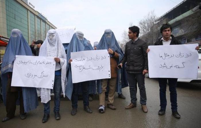 Hombres afganos se manifiestan en burka por los derechos de las mujeres: "Es como una prisión"
