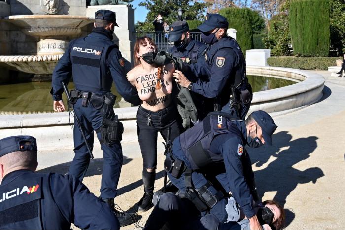 Varias activistas de FEMEN, detenidas por irrumpir en un acto franquista en Madrid