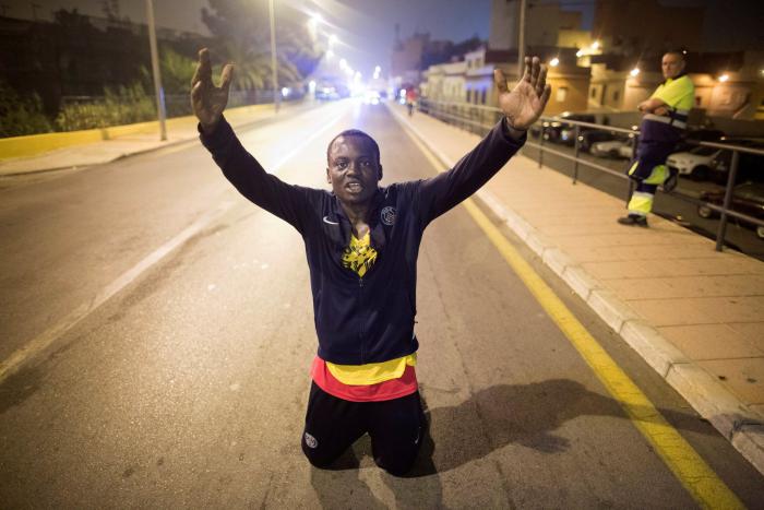 Cansancio, alegría y esperanza: las imágenes de los migrantes que han entrado esta madrugada en Ceuta