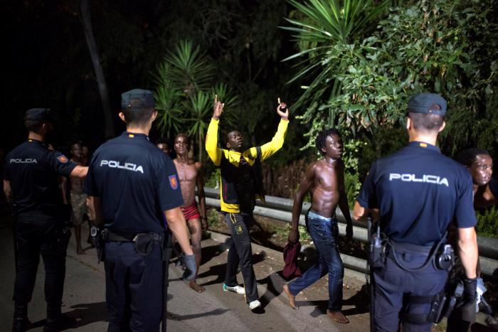 Unos 400 inmigrantes intentan saltar la frontera de Ceuta y tres resultan heridos