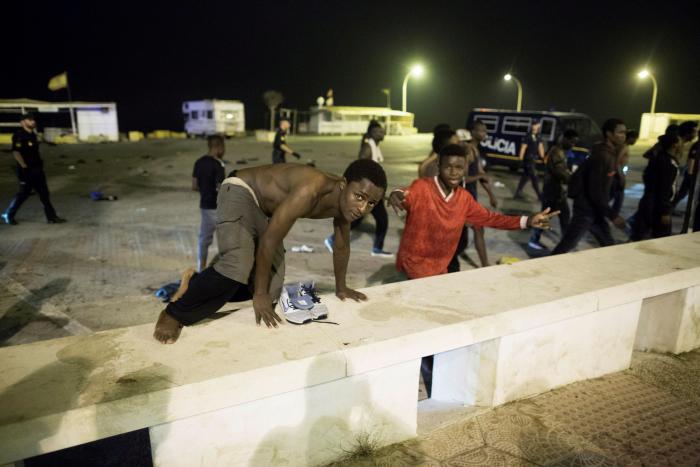 Cansancio, alegría y esperanza: las imágenes de los migrantes que han entrado esta madrugada en Ceuta