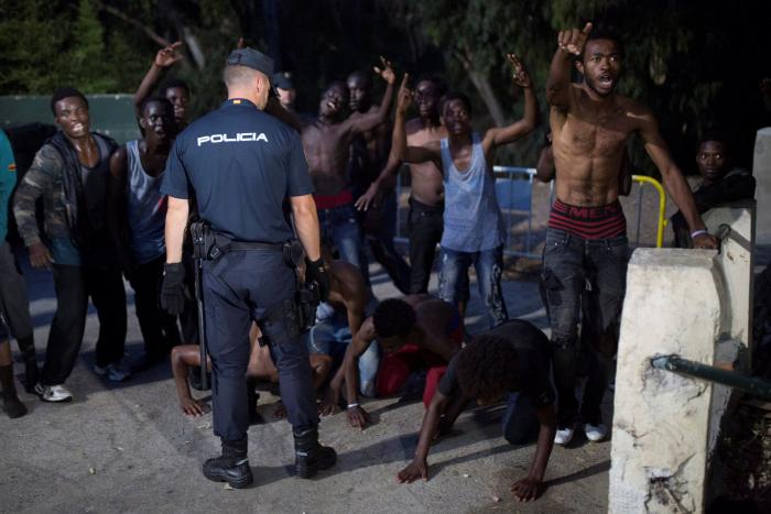 Unos 400 inmigrantes intentan saltar la frontera de Ceuta y tres resultan heridos