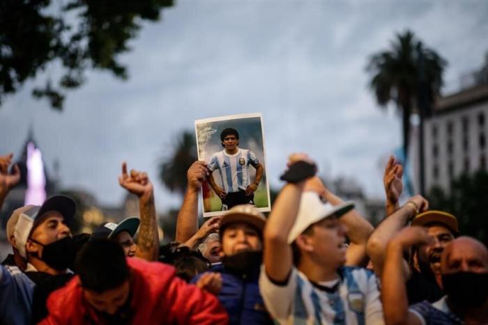 Despiden a tres empleados de la funeraria por hacerse fotos junto al cadáver de Maradona