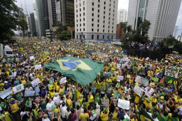Más de un millón de brasileños se manifiestan contra Rousseff