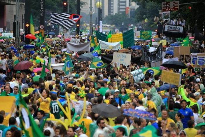 Más de un millón de brasileños se manifiestan contra Rousseff