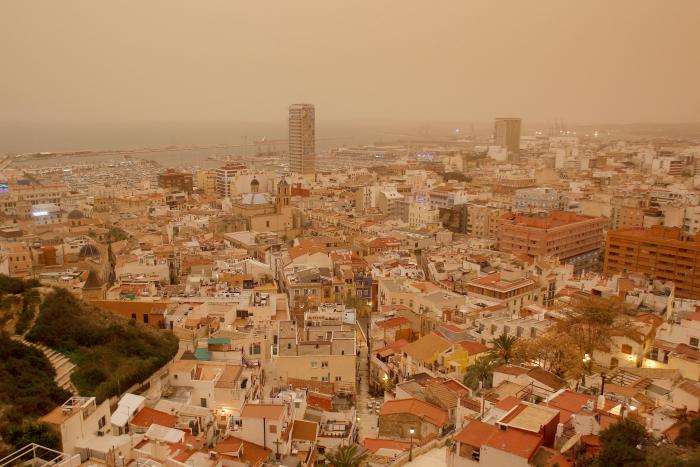 'Cielo apocalíptico' en gran parte del país, teñido por la calima con polvo sahariano