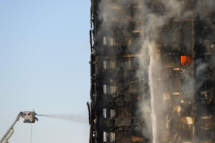 Los extranjeros que vivían en el bloque incendiado en Londres podrán quedarse un año