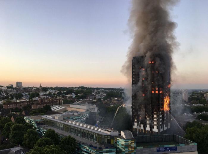 Los extranjeros que vivían en el bloque incendiado en Londres podrán quedarse un año