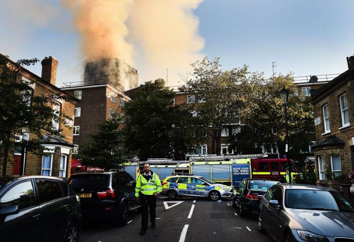 Un bebé sobrevive al incendio de Londres tras ser arrojado desde el piso 9