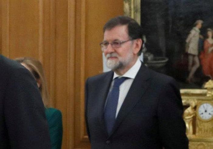 La cara de Rajoy durante la toma de posesión de Pedro Sánchez