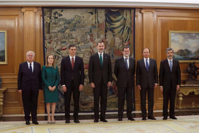 La cara de Rajoy durante la toma de posesión de Pedro Sánchez