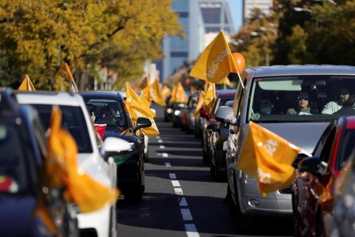 Cientos de coches llenan las calles de varias ciudades en protesta por la 'ley Celáa'