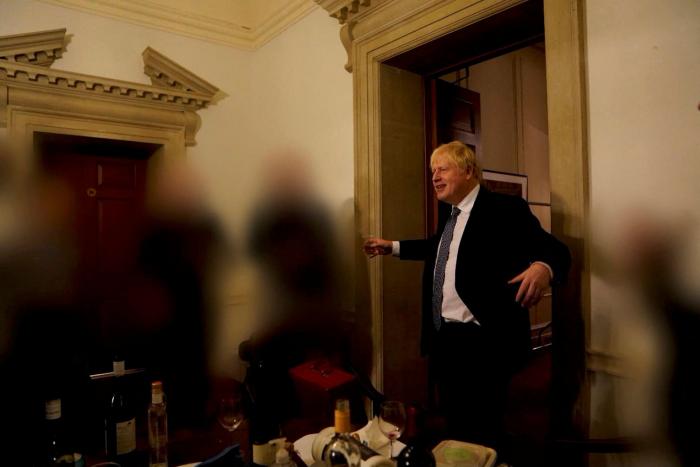 "He aprendido la lección": Johnson vuelve a disculparse por el 'Partygate', pero no contempla dimitir