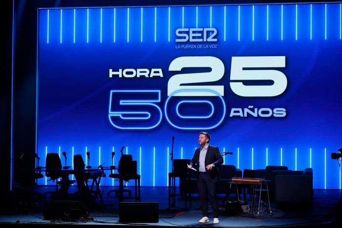 50 años en 4 minutos: Aimar Bretos emociona (y se emociona) al empezar el especial de 'Hora 25'