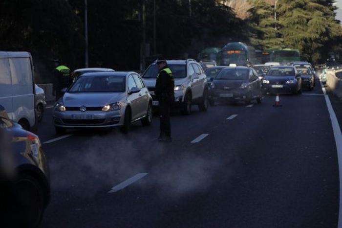 Automovilistas piden a Carmena suspender el sistema de multas en semáforos por "falta de garantías"
